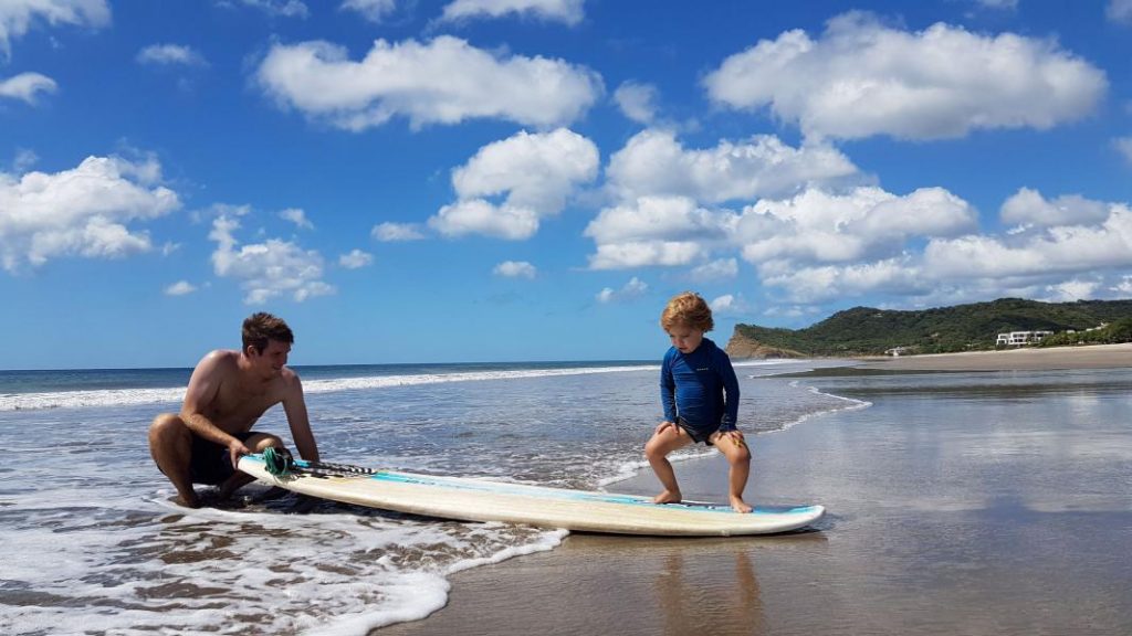 Apprendre à Surfer 1024x576 Découvrir la vie d’expatrié à Playa colorado